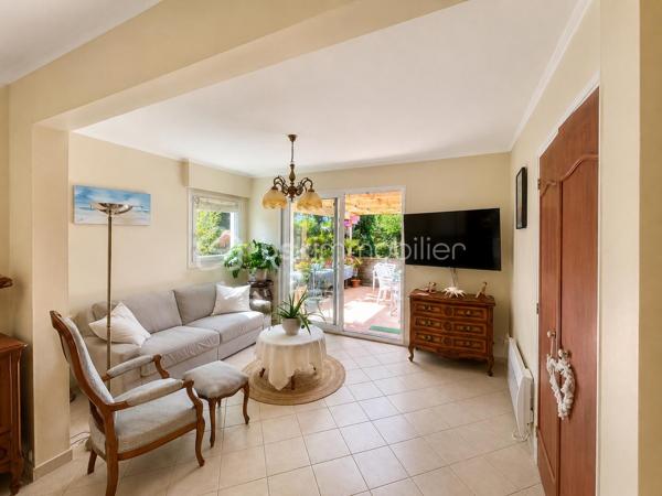 Une propriété aux multiples possibilités, dans un environnement verdoyant à Stella-Plage.

Implanté sur une belle parcelle arborée de 1 609 m², cet ensemble immobilier se compose de deux maisons d'habitation indépendantes, offrant une configuration particulièrement intéressante pour une résidence principale ou secondaire, un projet familial ou encore un investissement locatif.

La maison principale, construite dans les années 60, développe environ 99 m² habitables de plain-pied.

Elle se compose d'une belle pièce de vie lumineuse avec cuisine ouverte, prolongée par une véranda et une agréable terrasse avec pergola d'environ 25 m², exposée sud-ouest, idéale pour profiter pleinement des beaux jours et du jardin.

L'espace nuit accueille deux chambres, ainsi qu'une salle d'eau.

La seconde maison, totalement indépendante, développe environ 55 m² et dispose de son propre accès et de son allée privative.

Elle comprend une pièce de vie avec sa kitchenette, deux chambres dont une avec la salle de bain. 

Cette seconde habitation constitue un véritable atout : maison d'amis, logement pour la famille, location saisonnière ou gîte selon votre projet.

L'ensemble bénéficie d'un grand terrain paysager de 1 609 m², un atelier et une cave, offrant espace, tranquillité et de belles possibilités d'aménagement.

Située à Stella-Plage, station balnéaire recherchée de la Côte d'Opale, la propriété permet de profiter à la fois d'un environnement calme et verdoyant, de la proximité de la plage, des commerces et des nombreuses activités de la station.

À retenir :

Deux habitations indépendantes
Environ 154 m² habitables au total
Maison principale de plain-pied d'environ 99 m²
Seconde maison d'environ 55 m² avec accès indépendant
Parcelle de 1 609 m²
Terrasse/pergola exposée sud-ouest
4 chambres au total
Fort potentiel pour résidence familiale, secondaire ou projet locatif

Un bien atypique à Stella-Plage, à découvrir pour son environnement, ses volumes et surtout les nombreuses possibilités offertes par ses deux habitations indépendantes.

📞 Envie d’en savoir plus ou de découvrir cette propriété ? Contactez-moi dès maintenant pour organiser une visite et échanger sur votre projet.