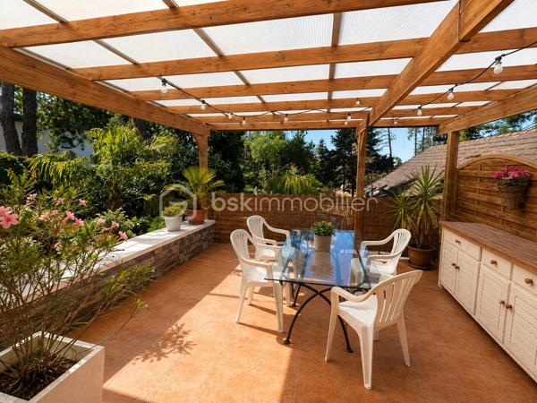 Une propriété aux multiples possibilités, dans un environnement verdoyant à Stella-Plage.

Implanté sur une belle parcelle arborée de 1 609 m², cet ensemble immobilier se compose de deux maisons d'habitation indépendantes, offrant une configuration particulièrement intéressante pour une résidence principale ou secondaire, un projet familial ou encore un investissement locatif.

La maison principale, construite dans les années 60, développe environ 99 m² habitables de plain-pied.

Elle se compose d'une belle pièce de vie lumineuse avec cuisine ouverte, prolongée par une véranda et une agréable terrasse avec pergola d'environ 25 m², exposée sud-ouest, idéale pour profiter pleinement des beaux jours et du jardin.

L'espace nuit accueille deux chambres, ainsi qu'une salle d'eau.

La seconde maison, totalement indépendante, développe environ 55 m² et dispose de son propre accès et de son allée privative.

Elle comprend une pièce de vie avec sa kitchenette, deux chambres dont une avec la salle de bain. 

Cette seconde habitation constitue un véritable atout : maison d'amis, logement pour la famille, location saisonnière ou gîte selon votre projet.

L'ensemble bénéficie d'un grand terrain paysager de 1 609 m², un atelier et une cave, offrant espace, tranquillité et de belles possibilités d'aménagement.

Située à Stella-Plage, station balnéaire recherchée de la Côte d'Opale, la propriété permet de profiter à la fois d'un environnement calme et verdoyant, de la proximité de la plage, des commerces et des nombreuses activités de la station.

À retenir :

Deux habitations indépendantes
Environ 154 m² habitables au total
Maison principale de plain-pied d'environ 99 m²
Seconde maison d'environ 55 m² avec accès indépendant
Parcelle de 1 609 m²
Terrasse/pergola exposée sud-ouest
4 chambres au total
Fort potentiel pour résidence familiale, secondaire ou projet locatif

Un bien atypique à Stella-Plage, à découvrir pour son environnement, ses volumes et surtout les nombreuses possibilités offertes par ses deux habitations indépendantes.

📞 Envie d’en savoir plus ou de découvrir cette propriété ? Contactez-moi dès maintenant pour organiser une visite et échanger sur votre projet.