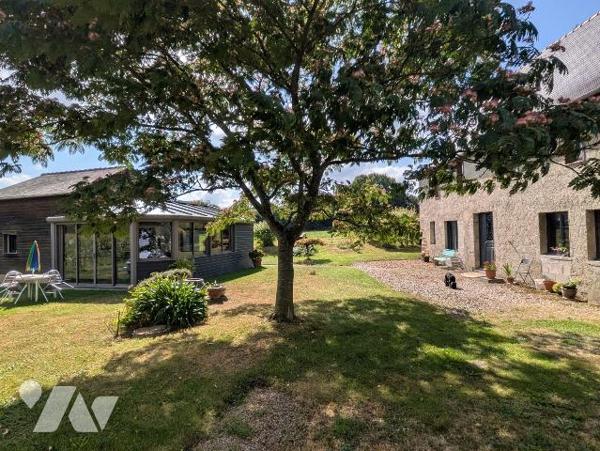 À Irodouer, à proximité de l'agglomération, ensemble immobilier composé d'une maison d'habitati...