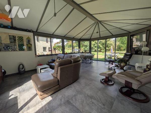 À Irodouer, à proximité de l'agglomération, ensemble immobilier composé d'une maison d'habitati...