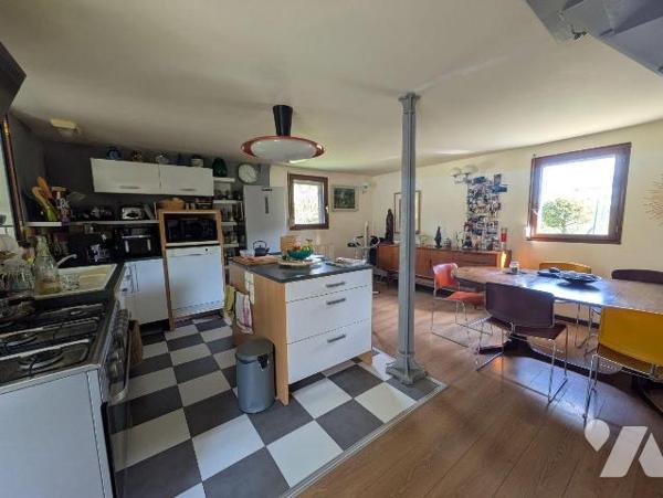 À Irodouer, à proximité de l'agglomération, ensemble immobilier composé d'une maison d'habitati...