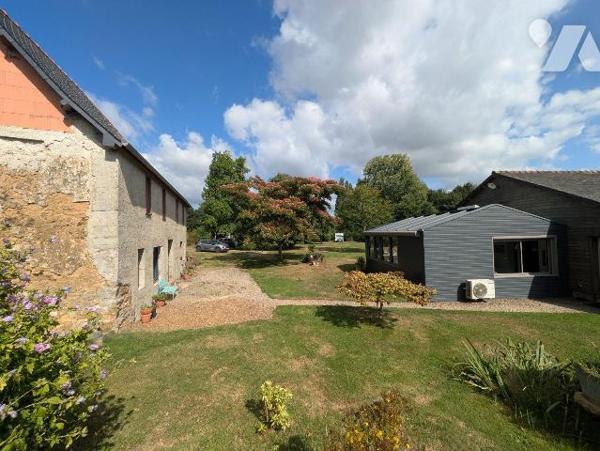 À Irodouer, à proximité de l'agglomération, ensemble immobilier composé d'une maison d'habitati...