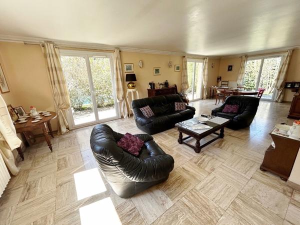 Maison 4 pièce(s) de plain pied sur sous-sol total et avec piscine