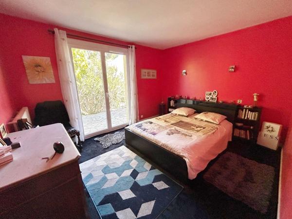 Maison 4 pièce(s) de plain pied sur sous-sol total et avec piscine