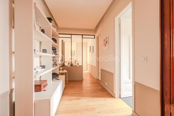 Au cœur de l’un des quartiers les plus prisés de la rive gauche parisienne, cet appartement d’exception vous invite à découvrir un Paris élégant, résidentiel et préservé.
Niché au troisième étage d’un immeuble de caractère 1931, parfaitement entretenu, cet appartement allie le cachet intemporel de l’architecture ancienne au confort d’un bien en parfait état.
Un hall d’entrée majestueux pose d’emblée l’atmosphère : espace, noblesse des volumes, et cette rare sensation d’avoir tout sous la main sans que rien ne se touche.
Le grand double séjour baigné de lumière est pensé pour recevoir, impressionner, et vivre. La cuisine indépendante offre un espace dédié à part entière, loin de l’agitation du salon — comme il se doit dans les belles adresses.
L’espace nuit se révèle comme une véritable suite hôtelière : chambre au calme absolu, dressing privatif, salle de bains et salle d’eau attenantes, WC indépendants. Un second dressing vient compléter un appartement pensé dans ses moindres détails.
Certains appartements se visitent. Celui-ci se ressent. Dès que vous franchissez la porte, vous savez. Vous êtes chez vous.
