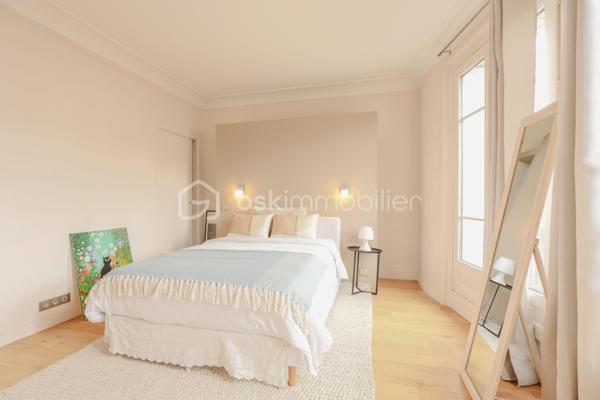 Au cœur de l’un des quartiers les plus prisés de la rive gauche parisienne, cet appartement d’exception vous invite à découvrir un Paris élégant, résidentiel et préservé.
Niché au troisième étage d’un immeuble de caractère 1931, parfaitement entretenu, cet appartement allie le cachet intemporel de l’architecture ancienne au confort d’un bien en parfait état.
Un hall d’entrée majestueux pose d’emblée l’atmosphère : espace, noblesse des volumes, et cette rare sensation d’avoir tout sous la main sans que rien ne se touche.
Le grand double séjour baigné de lumière est pensé pour recevoir, impressionner, et vivre. La cuisine indépendante offre un espace dédié à part entière, loin de l’agitation du salon — comme il se doit dans les belles adresses.
L’espace nuit se révèle comme une véritable suite hôtelière : chambre au calme absolu, dressing privatif, salle de bains et salle d’eau attenantes, WC indépendants. Un second dressing vient compléter un appartement pensé dans ses moindres détails.
Certains appartements se visitent. Celui-ci se ressent. Dès que vous franchissez la porte, vous savez. Vous êtes chez vous.