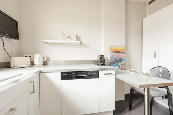 Au cœur de l’un des quartiers les plus prisés de la rive gauche parisienne, cet appartement d’exception vous invite à découvrir un Paris élégant, résidentiel et préservé.
Niché au troisième étage d’un immeuble de caractère 1931, parfaitement entretenu, cet appartement allie le cachet intemporel de l’architecture ancienne au confort d’un bien en parfait état.
Un hall d’entrée majestueux pose d’emblée l’atmosphère : espace, noblesse des volumes, et cette rare sensation d’avoir tout sous la main sans que rien ne se touche.
Le grand double séjour baigné de lumière est pensé pour recevoir, impressionner, et vivre. La cuisine indépendante offre un espace dédié à part entière, loin de l’agitation du salon — comme il se doit dans les belles adresses.
L’espace nuit se révèle comme une véritable suite hôtelière : chambre au calme absolu, dressing privatif, salle de bains et salle d’eau attenantes, WC indépendants. Un second dressing vient compléter un appartement pensé dans ses moindres détails.
Certains appartements se visitent. Celui-ci se ressent. Dès que vous franchissez la porte, vous savez. Vous êtes chez vous.