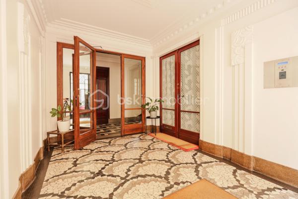 Au cœur de l’un des quartiers les plus prisés de la rive gauche parisienne, cet appartement d’exception vous invite à découvrir un Paris élégant, résidentiel et préservé.
Niché au troisième étage d’un immeuble de caractère 1931, parfaitement entretenu, cet appartement allie le cachet intemporel de l’architecture ancienne au confort d’un bien en parfait état.
Un hall d’entrée majestueux pose d’emblée l’atmosphère : espace, noblesse des volumes, et cette rare sensation d’avoir tout sous la main sans que rien ne se touche.
Le grand double séjour baigné de lumière est pensé pour recevoir, impressionner, et vivre. La cuisine indépendante offre un espace dédié à part entière, loin de l’agitation du salon — comme il se doit dans les belles adresses.
L’espace nuit se révèle comme une véritable suite hôtelière : chambre au calme absolu, dressing privatif, salle de bains et salle d’eau attenantes, WC indépendants. Un second dressing vient compléter un appartement pensé dans ses moindres détails.
Certains appartements se visitent. Celui-ci se ressent. Dès que vous franchissez la porte, vous savez. Vous êtes chez vous.
