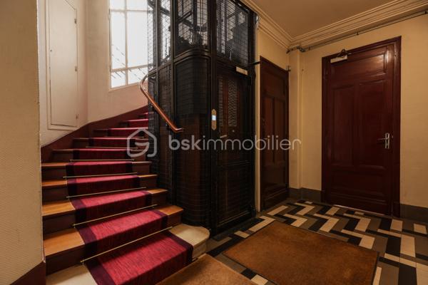 Au cœur de l’un des quartiers les plus prisés de la rive gauche parisienne, cet appartement d’exception vous invite à découvrir un Paris élégant, résidentiel et préservé.
Niché au troisième étage d’un immeuble de caractère 1931, parfaitement entretenu, cet appartement allie le cachet intemporel de l’architecture ancienne au confort d’un bien en parfait état.
Un hall d’entrée majestueux pose d’emblée l’atmosphère : espace, noblesse des volumes, et cette rare sensation d’avoir tout sous la main sans que rien ne se touche.
Le grand double séjour baigné de lumière est pensé pour recevoir, impressionner, et vivre. La cuisine indépendante offre un espace dédié à part entière, loin de l’agitation du salon — comme il se doit dans les belles adresses.
L’espace nuit se révèle comme une véritable suite hôtelière : chambre au calme absolu, dressing privatif, salle de bains et salle d’eau attenantes, WC indépendants. Un second dressing vient compléter un appartement pensé dans ses moindres détails.
Certains appartements se visitent. Celui-ci se ressent. Dès que vous franchissez la porte, vous savez. Vous êtes chez vous.