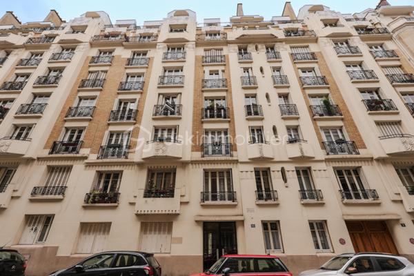 Au cœur de l’un des quartiers les plus prisés de la rive gauche parisienne, cet appartement d’exception vous invite à découvrir un Paris élégant, résidentiel et préservé.
Niché au troisième étage d’un immeuble de caractère 1931, parfaitement entretenu, cet appartement allie le cachet intemporel de l’architecture ancienne au confort d’un bien en parfait état.
Un hall d’entrée majestueux pose d’emblée l’atmosphère : espace, noblesse des volumes, et cette rare sensation d’avoir tout sous la main sans que rien ne se touche.
Le grand double séjour baigné de lumière est pensé pour recevoir, impressionner, et vivre. La cuisine indépendante offre un espace dédié à part entière, loin de l’agitation du salon — comme il se doit dans les belles adresses.
L’espace nuit se révèle comme une véritable suite hôtelière : chambre au calme absolu, dressing privatif, salle de bains et salle d’eau attenantes, WC indépendants. Un second dressing vient compléter un appartement pensé dans ses moindres détails.
Certains appartements se visitent. Celui-ci se ressent. Dès que vous franchissez la porte, vous savez. Vous êtes chez vous.