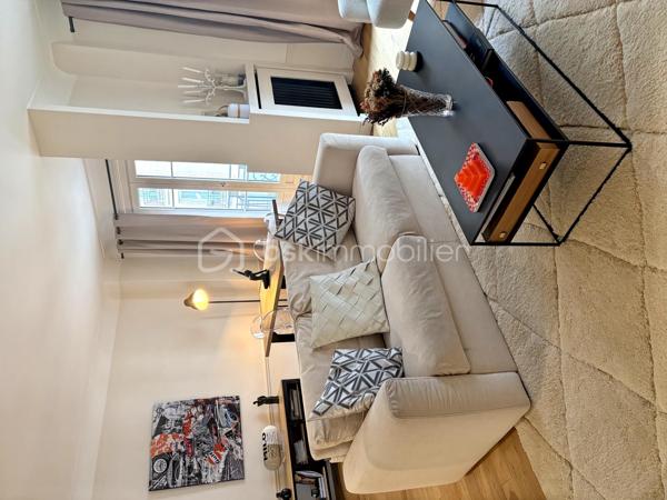 Au cœur de l’un des quartiers les plus prisés de la rive gauche parisienne, cet appartement d’exception vous invite à découvrir un Paris élégant, résidentiel et préservé.
Niché au troisième étage d’un immeuble de caractère 1931, parfaitement entretenu, cet appartement allie le cachet intemporel de l’architecture ancienne au confort d’un bien en parfait état.
Un hall d’entrée majestueux pose d’emblée l’atmosphère : espace, noblesse des volumes, et cette rare sensation d’avoir tout sous la main sans que rien ne se touche.
Le grand double séjour baigné de lumière est pensé pour recevoir, impressionner, et vivre. La cuisine indépendante offre un espace dédié à part entière, loin de l’agitation du salon — comme il se doit dans les belles adresses.
L’espace nuit se révèle comme une véritable suite hôtelière : chambre au calme absolu, dressing privatif, salle de bains et salle d’eau attenantes, WC indépendants. Un second dressing vient compléter un appartement pensé dans ses moindres détails.
Certains appartements se visitent. Celui-ci se ressent. Dès que vous franchissez la porte, vous savez. Vous êtes chez vous.