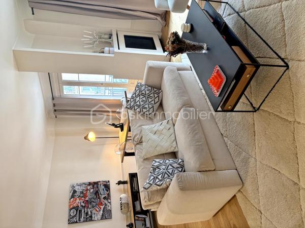Au cœur de l’un des quartiers les plus prisés de la rive gauche parisienne, cet appartement d’exception vous invite à découvrir un Paris élégant, résidentiel et préservé.
Niché au troisième étage d’un immeuble de caractère 1931, parfaitement entretenu, cet appartement allie le cachet intemporel de l’architecture ancienne au confort d’un bien en parfait état.
Un hall d’entrée majestueux pose d’emblée l’atmosphère : espace, noblesse des volumes, et cette rare sensation d’avoir tout sous la main sans que rien ne se touche.
Le grand double séjour baigné de lumière est pensé pour recevoir, impressionner, et vivre. La cuisine indépendante offre un espace dédié à part entière, loin de l’agitation du salon — comme il se doit dans les belles adresses.
L’espace nuit se révèle comme une véritable suite hôtelière : chambre au calme absolu, dressing privatif, salle de bains et salle d’eau attenantes, WC indépendants. Un second dressing vient compléter un appartement pensé dans ses moindres détails.
Certains appartements se visitent. Celui-ci se ressent. Dès que vous franchissez la porte, vous savez. Vous êtes chez vous.