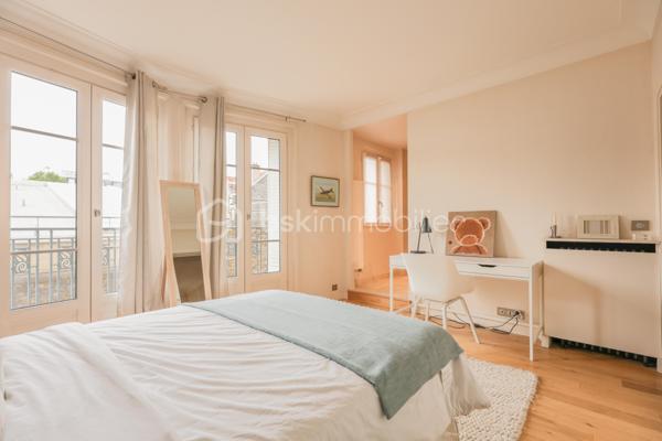 Au cœur de l’un des quartiers les plus prisés de la rive gauche parisienne, cet appartement d’exception vous invite à découvrir un Paris élégant, résidentiel et préservé.
Niché au troisième étage d’un immeuble de caractère 1931, parfaitement entretenu, cet appartement allie le cachet intemporel de l’architecture ancienne au confort d’un bien en parfait état.
Un hall d’entrée majestueux pose d’emblée l’atmosphère : espace, noblesse des volumes, et cette rare sensation d’avoir tout sous la main sans que rien ne se touche.
Le grand double séjour baigné de lumière est pensé pour recevoir, impressionner, et vivre. La cuisine indépendante offre un espace dédié à part entière, loin de l’agitation du salon — comme il se doit dans les belles adresses.
L’espace nuit se révèle comme une véritable suite hôtelière : chambre au calme absolu, dressing privatif, salle de bains et salle d’eau attenantes, WC indépendants. Un second dressing vient compléter un appartement pensé dans ses moindres détails.
Certains appartements se visitent. Celui-ci se ressent. Dès que vous franchissez la porte, vous savez. Vous êtes chez vous.