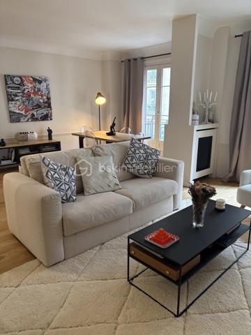 Au cœur de l’un des quartiers les plus prisés de la rive gauche parisienne, cet appartement d’exception vous invite à découvrir un Paris élégant, résidentiel et préservé.
Niché au troisième étage d’un immeuble de caractère 1931, parfaitement entretenu, cet appartement allie le cachet intemporel de l’architecture ancienne au confort d’un bien en parfait état.
Un hall d’entrée majestueux pose d’emblée l’atmosphère : espace, noblesse des volumes, et cette rare sensation d’avoir tout sous la main sans que rien ne se touche.
Le grand double séjour baigné de lumière est pensé pour recevoir, impressionner, et vivre. La cuisine indépendante offre un espace dédié à part entière, loin de l’agitation du salon — comme il se doit dans les belles adresses.
L’espace nuit se révèle comme une véritable suite hôtelière : chambre au calme absolu, dressing privatif, salle de bains et salle d’eau attenantes, WC indépendants. Un second dressing vient compléter un appartement pensé dans ses moindres détails.
Certains appartements se visitent. Celui-ci se ressent. Dès que vous franchissez la porte, vous savez. Vous êtes chez vous.