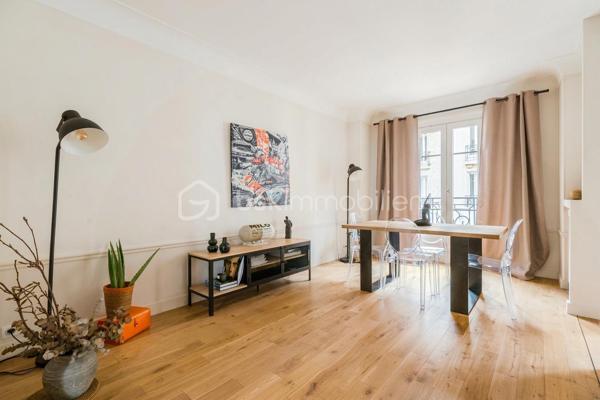 Au cœur de l’un des quartiers les plus prisés de la rive gauche parisienne, cet appartement d’exception vous invite à découvrir un Paris élégant, résidentiel et préservé.
Niché au troisième étage d’un immeuble de caractère 1931, parfaitement entretenu, cet appartement allie le cachet intemporel de l’architecture ancienne au confort d’un bien en parfait état.
Un hall d’entrée majestueux pose d’emblée l’atmosphère : espace, noblesse des volumes, et cette rare sensation d’avoir tout sous la main sans que rien ne se touche.
Le grand double séjour baigné de lumière est pensé pour recevoir, impressionner, et vivre. La cuisine indépendante offre un espace dédié à part entière, loin de l’agitation du salon — comme il se doit dans les belles adresses.
L’espace nuit se révèle comme une véritable suite hôtelière : chambre au calme absolu, dressing privatif, salle de bains et salle d’eau attenantes, WC indépendants. Un second dressing vient compléter un appartement pensé dans ses moindres détails.
Certains appartements se visitent. Celui-ci se ressent. Dès que vous franchissez la porte, vous savez. Vous êtes chez vous.