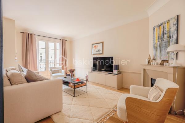 Au cœur de l’un des quartiers les plus prisés de la rive gauche parisienne, cet appartement d’exception vous invite à découvrir un Paris élégant, résidentiel et préservé.
Niché au troisième étage d’un immeuble de caractère 1931, parfaitement entretenu, cet appartement allie le cachet intemporel de l’architecture ancienne au confort d’un bien en parfait état.
Un hall d’entrée majestueux pose d’emblée l’atmosphère : espace, noblesse des volumes, et cette rare sensation d’avoir tout sous la main sans que rien ne se touche.
Le grand double séjour baigné de lumière est pensé pour recevoir, impressionner, et vivre. La cuisine indépendante offre un espace dédié à part entière, loin de l’agitation du salon — comme il se doit dans les belles adresses.
L’espace nuit se révèle comme une véritable suite hôtelière : chambre au calme absolu, dressing privatif, salle de bains et salle d’eau attenantes, WC indépendants. Un second dressing vient compléter un appartement pensé dans ses moindres détails.
Certains appartements se visitent. Celui-ci se ressent. Dès que vous franchissez la porte, vous savez. Vous êtes chez vous.