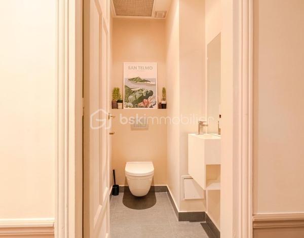 Au cœur de l’un des quartiers les plus prisés de la rive gauche parisienne, cet appartement d’exception vous invite à découvrir un Paris élégant, résidentiel et préservé.
Niché au troisième étage d’un immeuble de caractère 1931, parfaitement entretenu, cet appartement allie le cachet intemporel de l’architecture ancienne au confort d’un bien en parfait état.
Un hall d’entrée majestueux pose d’emblée l’atmosphère : espace, noblesse des volumes, et cette rare sensation d’avoir tout sous la main sans que rien ne se touche.
Le grand double séjour baigné de lumière est pensé pour recevoir, impressionner, et vivre. La cuisine indépendante offre un espace dédié à part entière, loin de l’agitation du salon — comme il se doit dans les belles adresses.
L’espace nuit se révèle comme une véritable suite hôtelière : chambre au calme absolu, dressing privatif, salle de bains et salle d’eau attenantes, WC indépendants. Un second dressing vient compléter un appartement pensé dans ses moindres détails.
Certains appartements se visitent. Celui-ci se ressent. Dès que vous franchissez la porte, vous savez. Vous êtes chez vous.