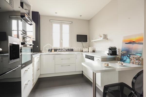 Au cœur de l’un des quartiers les plus prisés de la rive gauche parisienne, cet appartement d’exception vous invite à découvrir un Paris élégant, résidentiel et préservé.
Niché au troisième étage d’un immeuble de caractère 1931, parfaitement entretenu, cet appartement allie le cachet intemporel de l’architecture ancienne au confort d’un bien en parfait état.
Un hall d’entrée majestueux pose d’emblée l’atmosphère : espace, noblesse des volumes, et cette rare sensation d’avoir tout sous la main sans que rien ne se touche.
Le grand double séjour baigné de lumière est pensé pour recevoir, impressionner, et vivre. La cuisine indépendante offre un espace dédié à part entière, loin de l’agitation du salon — comme il se doit dans les belles adresses.
L’espace nuit se révèle comme une véritable suite hôtelière : chambre au calme absolu, dressing privatif, salle de bains et salle d’eau attenantes, WC indépendants. Un second dressing vient compléter un appartement pensé dans ses moindres détails.
Certains appartements se visitent. Celui-ci se ressent. Dès que vous franchissez la porte, vous savez. Vous êtes chez vous.
