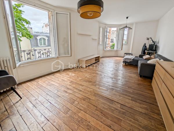 OPPORTUNITE!
Appartement type F3 avec double séjour, présenté en configuration F2 à Vincennes Centre (proche de toutes les commodités, à 400m de la rue de Fontenay et de l'avenue du Château).
Une localisation idéale dans un des quartiers les plus recherché de Vincennes avec un accès rapide à la gare RER A Vincennes et du métro ligne 1 (8" à pieds).

Cet appartement est composé comme suit: une entrée avec placard ouvre sur un accueillant double séjour de 22m2, avec une double exposition garantissant une belle luminosité en toute circonstance, une chambre de 11m2, une cuisine séparée et une salle d'eau avec WC.

Appartement situé au deuxième étage (sans ascenseur), d'une petite copropriété bien entretenue.
L'appartement offre le cachet de l'ancien réunissant tous les codes, belle hauteur sous plafond, grands ouvrants, parquet massif, fer forgé aux fenêtres...

Charges : 260 euros / mois incluant chauffage (collectif) et eau froide
Taxe foncière: 1034 euros
DPE : E >> avec une isolation par l'intérieur partielle sur un petit pan de mur DPE D atteignable (avec un isolant épaisseur 13 mm sur les murs donnant sur les extérieurs, perte minime de surface +/- 0.4m2)

Points forts: 
Secteur central à Vincennes proches des rue animées tout en étant dans une rue calme
Accès rapide à la gare de Vincennes, au métro et aux commerces
Plan sans perte d'espace
Luminosité
Agencement rendant la transformation en F3 avec deux chambres aisée