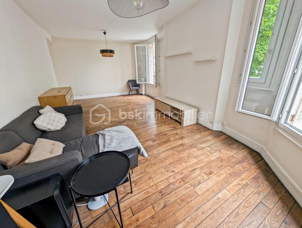 OPPORTUNITE!
Appartement type F3 avec double séjour, présenté en configuration F2 à Vincennes Centre (proche de toutes les commodités, à 400m de la rue de Fontenay et de l'avenue du Château).
Une localisation idéale dans un des quartiers les plus recherché de Vincennes avec un accès rapide à la gare RER A Vincennes et du métro ligne 1 (8" à pieds).

Cet appartement est composé comme suit: une entrée avec placard ouvre sur un accueillant double séjour de 22m2, avec une double exposition garantissant une belle luminosité en toute circonstance, une chambre de 11m2, une cuisine séparée et une salle d'eau avec WC.

Appartement situé au deuxième étage (sans ascenseur), d'une petite copropriété bien entretenue.
L'appartement offre le cachet de l'ancien réunissant tous les codes, belle hauteur sous plafond, grands ouvrants, parquet massif, fer forgé aux fenêtres...

Charges : 260 euros / mois incluant chauffage (collectif) et eau froide
Taxe foncière: 1034 euros
DPE : E >> avec une isolation par l'intérieur partielle sur un petit pan de mur DPE D atteignable (avec un isolant épaisseur 13 mm sur les murs donnant sur les extérieurs, perte minime de surface +/- 0.4m2)

Points forts: 
Secteur central à Vincennes proches des rue animées tout en étant dans une rue calme
Accès rapide à la gare de Vincennes, au métro et aux commerces
Plan sans perte d'espace
Luminosité
Agencement rendant la transformation en F3 avec deux chambres aisée