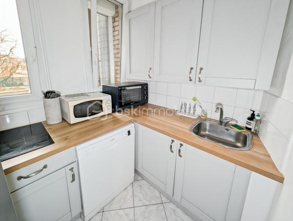 OPPORTUNITE!
Appartement type F3 avec double séjour, présenté en configuration F2 à Vincennes Centre (proche de toutes les commodités, à 400m de la rue de Fontenay et de l'avenue du Château).
Une localisation idéale dans un des quartiers les plus recherché de Vincennes avec un accès rapide à la gare RER A Vincennes et du métro ligne 1 (8" à pieds).

Cet appartement est composé comme suit: une entrée avec placard ouvre sur un accueillant double séjour de 22m2, avec une double exposition garantissant une belle luminosité en toute circonstance, une chambre de 11m2, une cuisine séparée et une salle d'eau avec WC.

Appartement situé au deuxième étage (sans ascenseur), d'une petite copropriété bien entretenue.
L'appartement offre le cachet de l'ancien réunissant tous les codes, belle hauteur sous plafond, grands ouvrants, parquet massif, fer forgé aux fenêtres...

Charges : 260 euros / mois incluant chauffage (collectif) et eau froide
Taxe foncière: 1034 euros
DPE : E >> avec une isolation par l'intérieur partielle sur un petit pan de mur DPE D atteignable (avec un isolant épaisseur 13 mm sur les murs donnant sur les extérieurs, perte minime de surface +/- 0.4m2)

Points forts: 
Secteur central à Vincennes proches des rue animées tout en étant dans une rue calme
Accès rapide à la gare de Vincennes, au métro et aux commerces
Plan sans perte d'espace
Luminosité
Agencement rendant la transformation en F3 avec deux chambres aisée