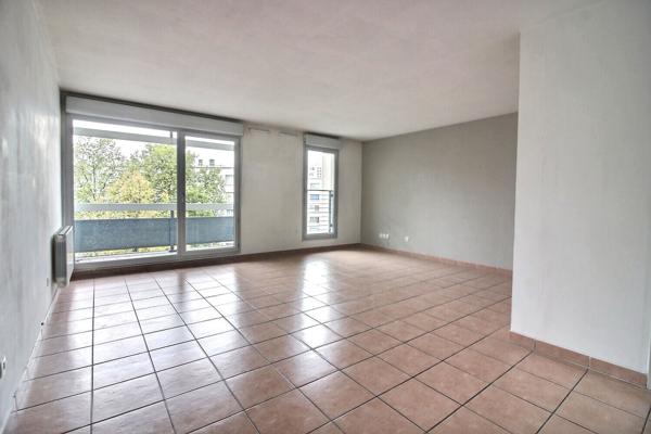 Appartement 3 pièces lumineux et traversant avec balcon cave et garage