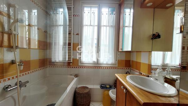 BOIS COLOMBES/ MAISON 134 M² PARCELLE 998 M² GARAGE et ATELIER
