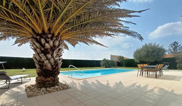 Sur la commune de Médis, dans un environnement calme, découvrez cette maison de plain-pied parfaitement entretenue, implantée sur un terrain paysager de 1 873 m² avec piscine.

Les 157 m² de ce bien coup de cœur sont organisés en deux espaces distincts, permettant un usage modulable selon vos besoins (habitation principale + locatif ou espace indépendant).

👉 La maison principale :
✔ Belle pièce de vie lumineuse avec cheminée insert
✔ Cuisine ouverte + cellier / buanderie
✔ 3 chambres spacieuses
✔ Salle de bain complète (douche + baignoire + double vasque)
✔ 2 WC
✔ Dépendance idéale pour un jardin d’hiver, un bureau ou une chambre supplémentaire
✔ Chauffage au sol électrique

👉 Studio indépendant avec entrée privative : 
• Pièce de vie avec cuisine ouverte
• Accès direct à la terrasse et à la piscine
• Salle d’eau + WC séparé

🌳 Un extérieur qui invite à la détente :
• Grande terrasse conviviale avec stores bannes
• Piscine au sel 10 x 5 m

✨ Les + confort :
✔ Adoucisseur d’eau
✔ Terrain agréable et sans vis-à-vis
✔ Auvent pour 2 véhicules
✔ Garage avec porte motorisée

➡️ Bien rare sur le secteur avec potentiel de revenus locatifs immédiat
Un cadre idéal pour votre projet de vie !