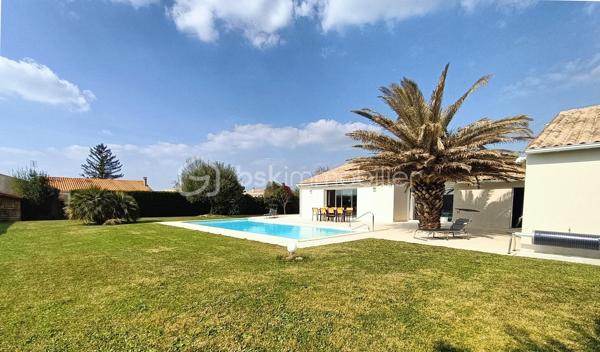 Sur la commune de Médis, dans un environnement calme, découvrez cette maison de plain-pied parfaitement entretenue, implantée sur un terrain paysager de 1 873 m² avec piscine.

Les 157 m² de ce bien coup de cœur sont organisés en deux espaces distincts, permettant un usage modulable selon vos besoins (habitation principale + locatif ou espace indépendant).

👉 La maison principale :
✔ Belle pièce de vie lumineuse avec cheminée insert
✔ Cuisine ouverte + cellier / buanderie
✔ 3 chambres spacieuses
✔ Salle de bain complète (douche + baignoire + double vasque)
✔ 2 WC
✔ Dépendance idéale pour un jardin d’hiver, un bureau ou une chambre supplémentaire
✔ Chauffage au sol électrique

👉 Studio indépendant avec entrée privative : 
• Pièce de vie avec cuisine ouverte
• Accès direct à la terrasse et à la piscine
• Salle d’eau + WC séparé

🌳 Un extérieur qui invite à la détente :
• Grande terrasse conviviale avec stores bannes
• Piscine au sel 10 x 5 m

✨ Les + confort :
✔ Adoucisseur d’eau
✔ Terrain agréable et sans vis-à-vis
✔ Auvent pour 2 véhicules
✔ Garage avec porte motorisée

➡️ Bien rare sur le secteur avec potentiel de revenus locatifs immédiat
Un cadre idéal pour votre projet de vie !