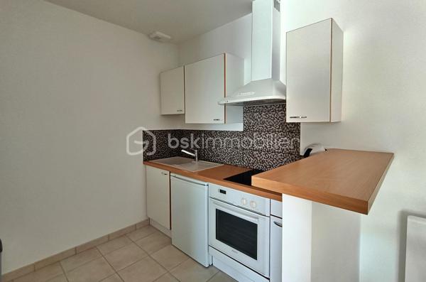 Sur la commune de Médis, dans un environnement calme, découvrez cette maison de plain-pied parfaitement entretenue, implantée sur un terrain paysager de 1 873 m² avec piscine.

Les 157 m² de ce bien coup de cœur sont organisés en deux espaces distincts, permettant un usage modulable selon vos besoins (habitation principale + locatif ou espace indépendant).

👉 La maison principale :
✔ Belle pièce de vie lumineuse avec cheminée insert
✔ Cuisine ouverte + cellier / buanderie
✔ 3 chambres spacieuses
✔ Salle de bain complète (douche + baignoire + double vasque)
✔ 2 WC
✔ Dépendance idéale pour un jardin d’hiver, un bureau ou une chambre supplémentaire
✔ Chauffage au sol électrique

👉 Studio indépendant avec entrée privative : 
• Pièce de vie avec cuisine ouverte
• Accès direct à la terrasse et à la piscine
• Salle d’eau + WC séparé

🌳 Un extérieur qui invite à la détente :
• Grande terrasse conviviale avec stores bannes
• Piscine au sel 10 x 5 m

✨ Les + confort :
✔ Adoucisseur d’eau
✔ Terrain agréable et sans vis-à-vis
✔ Auvent pour 2 véhicules
✔ Garage avec porte motorisée

➡️ Bien rare sur le secteur avec potentiel de revenus locatifs immédiat
Un cadre idéal pour votre projet de vie !