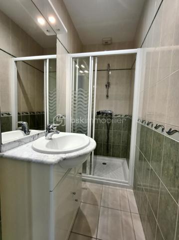 Sur la commune de Médis, dans un environnement calme, découvrez cette maison de plain-pied parfaitement entretenue, implantée sur un terrain paysager de 1 873 m² avec piscine.

Les 157 m² de ce bien coup de cœur sont organisés en deux espaces distincts, permettant un usage modulable selon vos besoins (habitation principale + locatif ou espace indépendant).

👉 La maison principale :
✔ Belle pièce de vie lumineuse avec cheminée insert
✔ Cuisine ouverte + cellier / buanderie
✔ 3 chambres spacieuses
✔ Salle de bain complète (douche + baignoire + double vasque)
✔ 2 WC
✔ Dépendance idéale pour un jardin d’hiver, un bureau ou une chambre supplémentaire
✔ Chauffage au sol électrique

👉 Studio indépendant avec entrée privative : 
• Pièce de vie avec cuisine ouverte
• Accès direct à la terrasse et à la piscine
• Salle d’eau + WC séparé

🌳 Un extérieur qui invite à la détente :
• Grande terrasse conviviale avec stores bannes
• Piscine au sel 10 x 5 m

✨ Les + confort :
✔ Adoucisseur d’eau
✔ Terrain agréable et sans vis-à-vis
✔ Auvent pour 2 véhicules
✔ Garage avec porte motorisée

➡️ Bien rare sur le secteur avec potentiel de revenus locatifs immédiat
Un cadre idéal pour votre projet de vie !