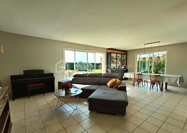 Sur la commune de Médis, dans un environnement calme, découvrez cette maison de plain-pied parfaitement entretenue, implantée sur un terrain paysager de 1 873 m² avec piscine.

Les 157 m² de ce bien coup de cœur sont organisés en deux espaces distincts, permettant un usage modulable selon vos besoins (habitation principale + locatif ou espace indépendant).

👉 La maison principale :
✔ Belle pièce de vie lumineuse avec cheminée insert
✔ Cuisine ouverte + cellier / buanderie
✔ 3 chambres spacieuses
✔ Salle de bain complète (douche + baignoire + double vasque)
✔ 2 WC
✔ Dépendance idéale pour un jardin d’hiver, un bureau ou une chambre supplémentaire
✔ Chauffage au sol électrique

👉 Studio indépendant avec entrée privative : 
• Pièce de vie avec cuisine ouverte
• Accès direct à la terrasse et à la piscine
• Salle d’eau + WC séparé

🌳 Un extérieur qui invite à la détente :
• Grande terrasse conviviale avec stores bannes
• Piscine au sel 10 x 5 m

✨ Les + confort :
✔ Adoucisseur d’eau
✔ Terrain agréable et sans vis-à-vis
✔ Auvent pour 2 véhicules
✔ Garage avec porte motorisée

➡️ Bien rare sur le secteur avec potentiel de revenus locatifs immédiat
Un cadre idéal pour votre projet de vie !