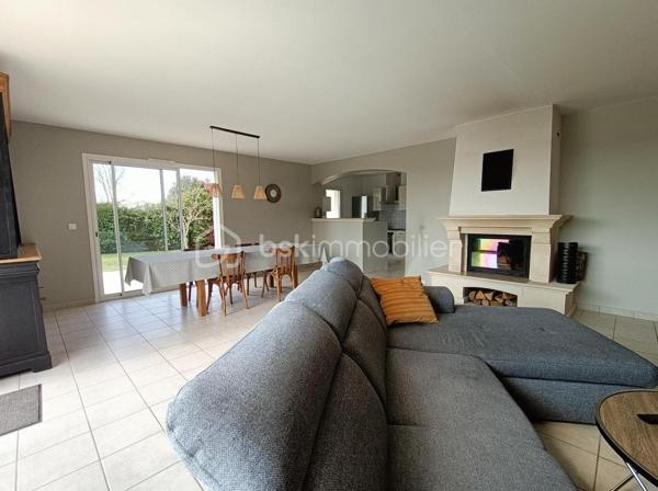 Sur la commune de Médis, dans un environnement calme, découvrez cette maison de plain-pied parfaitement entretenue, implantée sur un terrain paysager de 1 873 m² avec piscine.

Les 157 m² de ce bien coup de cœur sont organisés en deux espaces distincts, permettant un usage modulable selon vos besoins (habitation principale + locatif ou espace indépendant).

👉 La maison principale :
✔ Belle pièce de vie lumineuse avec cheminée insert
✔ Cuisine ouverte + cellier / buanderie
✔ 3 chambres spacieuses
✔ Salle de bain complète (douche + baignoire + double vasque)
✔ 2 WC
✔ Dépendance idéale pour un jardin d’hiver, un bureau ou une chambre supplémentaire
✔ Chauffage au sol électrique

👉 Studio indépendant avec entrée privative : 
• Pièce de vie avec cuisine ouverte
• Accès direct à la terrasse et à la piscine
• Salle d’eau + WC séparé

🌳 Un extérieur qui invite à la détente :
• Grande terrasse conviviale avec stores bannes
• Piscine au sel 10 x 5 m

✨ Les + confort :
✔ Adoucisseur d’eau
✔ Terrain agréable et sans vis-à-vis
✔ Auvent pour 2 véhicules
✔ Garage avec porte motorisée

➡️ Bien rare sur le secteur avec potentiel de revenus locatifs immédiat
Un cadre idéal pour votre projet de vie !