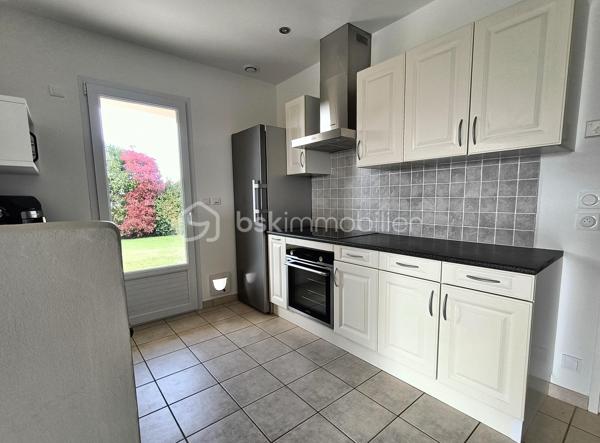 Sur la commune de Médis, dans un environnement calme, découvrez cette maison de plain-pied parfaitement entretenue, implantée sur un terrain paysager de 1 873 m² avec piscine.

Les 157 m² de ce bien coup de cœur sont organisés en deux espaces distincts, permettant un usage modulable selon vos besoins (habitation principale + locatif ou espace indépendant).

👉 La maison principale :
✔ Belle pièce de vie lumineuse avec cheminée insert
✔ Cuisine ouverte + cellier / buanderie
✔ 3 chambres spacieuses
✔ Salle de bain complète (douche + baignoire + double vasque)
✔ 2 WC
✔ Dépendance idéale pour un jardin d’hiver, un bureau ou une chambre supplémentaire
✔ Chauffage au sol électrique

👉 Studio indépendant avec entrée privative : 
• Pièce de vie avec cuisine ouverte
• Accès direct à la terrasse et à la piscine
• Salle d’eau + WC séparé

🌳 Un extérieur qui invite à la détente :
• Grande terrasse conviviale avec stores bannes
• Piscine au sel 10 x 5 m

✨ Les + confort :
✔ Adoucisseur d’eau
✔ Terrain agréable et sans vis-à-vis
✔ Auvent pour 2 véhicules
✔ Garage avec porte motorisée

➡️ Bien rare sur le secteur avec potentiel de revenus locatifs immédiat
Un cadre idéal pour votre projet de vie !