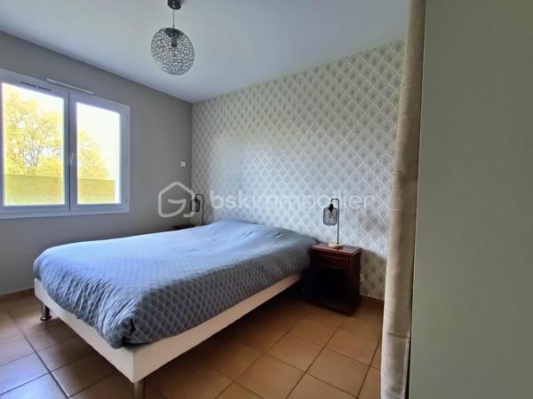 Sur la commune de Médis, dans un environnement calme, découvrez cette maison de plain-pied parfaitement entretenue, implantée sur un terrain paysager de 1 873 m² avec piscine.

Les 157 m² de ce bien coup de cœur sont organisés en deux espaces distincts, permettant un usage modulable selon vos besoins (habitation principale + locatif ou espace indépendant).

👉 La maison principale :
✔ Belle pièce de vie lumineuse avec cheminée insert
✔ Cuisine ouverte + cellier / buanderie
✔ 3 chambres spacieuses
✔ Salle de bain complète (douche + baignoire + double vasque)
✔ 2 WC
✔ Dépendance idéale pour un jardin d’hiver, un bureau ou une chambre supplémentaire
✔ Chauffage au sol électrique

👉 Studio indépendant avec entrée privative : 
• Pièce de vie avec cuisine ouverte
• Accès direct à la terrasse et à la piscine
• Salle d’eau + WC séparé

🌳 Un extérieur qui invite à la détente :
• Grande terrasse conviviale avec stores bannes
• Piscine au sel 10 x 5 m

✨ Les + confort :
✔ Adoucisseur d’eau
✔ Terrain agréable et sans vis-à-vis
✔ Auvent pour 2 véhicules
✔ Garage avec porte motorisée

➡️ Bien rare sur le secteur avec potentiel de revenus locatifs immédiat
Un cadre idéal pour votre projet de vie !