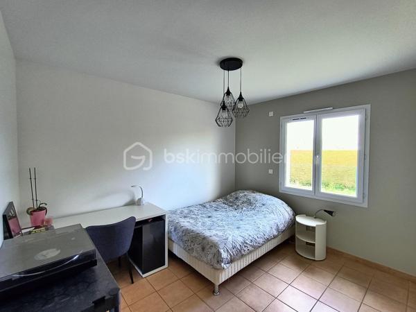 Sur la commune de Médis, dans un environnement calme, découvrez cette maison de plain-pied parfaitement entretenue, implantée sur un terrain paysager de 1 873 m² avec piscine.

Les 157 m² de ce bien coup de cœur sont organisés en deux espaces distincts, permettant un usage modulable selon vos besoins (habitation principale + locatif ou espace indépendant).

👉 La maison principale :
✔ Belle pièce de vie lumineuse avec cheminée insert
✔ Cuisine ouverte + cellier / buanderie
✔ 3 chambres spacieuses
✔ Salle de bain complète (douche + baignoire + double vasque)
✔ 2 WC
✔ Dépendance idéale pour un jardin d’hiver, un bureau ou une chambre supplémentaire
✔ Chauffage au sol électrique

👉 Studio indépendant avec entrée privative : 
• Pièce de vie avec cuisine ouverte
• Accès direct à la terrasse et à la piscine
• Salle d’eau + WC séparé

🌳 Un extérieur qui invite à la détente :
• Grande terrasse conviviale avec stores bannes
• Piscine au sel 10 x 5 m

✨ Les + confort :
✔ Adoucisseur d’eau
✔ Terrain agréable et sans vis-à-vis
✔ Auvent pour 2 véhicules
✔ Garage avec porte motorisée

➡️ Bien rare sur le secteur avec potentiel de revenus locatifs immédiat
Un cadre idéal pour votre projet de vie !