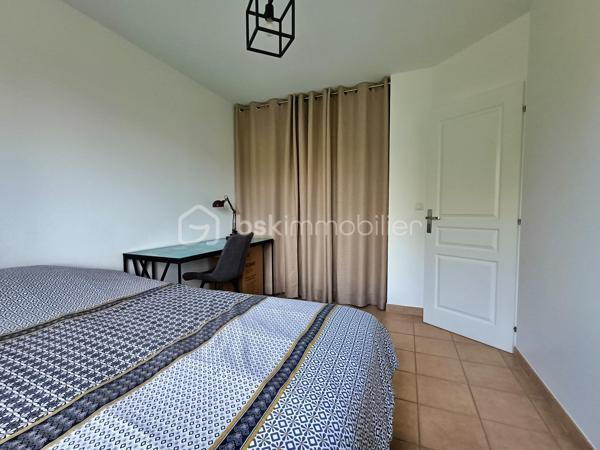 Sur la commune de Médis, dans un environnement calme, découvrez cette maison de plain-pied parfaitement entretenue, implantée sur un terrain paysager de 1 873 m² avec piscine.

Les 157 m² de ce bien coup de cœur sont organisés en deux espaces distincts, permettant un usage modulable selon vos besoins (habitation principale + locatif ou espace indépendant).

👉 La maison principale :
✔ Belle pièce de vie lumineuse avec cheminée insert
✔ Cuisine ouverte + cellier / buanderie
✔ 3 chambres spacieuses
✔ Salle de bain complète (douche + baignoire + double vasque)
✔ 2 WC
✔ Dépendance idéale pour un jardin d’hiver, un bureau ou une chambre supplémentaire
✔ Chauffage au sol électrique

👉 Studio indépendant avec entrée privative : 
• Pièce de vie avec cuisine ouverte
• Accès direct à la terrasse et à la piscine
• Salle d’eau + WC séparé

🌳 Un extérieur qui invite à la détente :
• Grande terrasse conviviale avec stores bannes
• Piscine au sel 10 x 5 m

✨ Les + confort :
✔ Adoucisseur d’eau
✔ Terrain agréable et sans vis-à-vis
✔ Auvent pour 2 véhicules
✔ Garage avec porte motorisée

➡️ Bien rare sur le secteur avec potentiel de revenus locatifs immédiat
Un cadre idéal pour votre projet de vie !