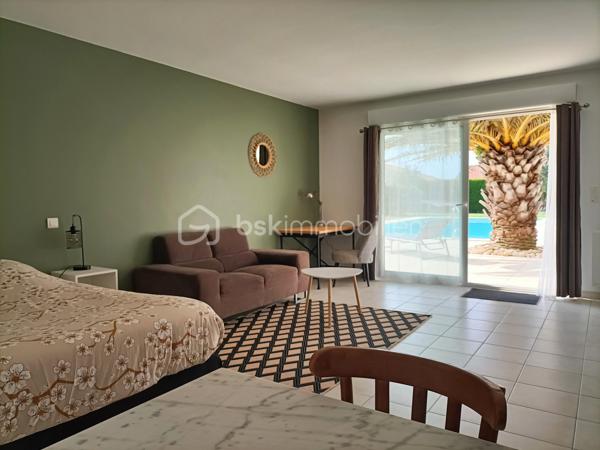 Sur la commune de Médis, dans un environnement calme, découvrez cette maison de plain-pied parfaitement entretenue, implantée sur un terrain paysager de 1 873 m² avec piscine.

Les 157 m² de ce bien coup de cœur sont organisés en deux espaces distincts, permettant un usage modulable selon vos besoins (habitation principale + locatif ou espace indépendant).

👉 La maison principale :
✔ Belle pièce de vie lumineuse avec cheminée insert
✔ Cuisine ouverte + cellier / buanderie
✔ 3 chambres spacieuses
✔ Salle de bain complète (douche + baignoire + double vasque)
✔ 2 WC
✔ Dépendance idéale pour un jardin d’hiver, un bureau ou une chambre supplémentaire
✔ Chauffage au sol électrique

👉 Studio indépendant avec entrée privative : 
• Pièce de vie avec cuisine ouverte
• Accès direct à la terrasse et à la piscine
• Salle d’eau + WC séparé

🌳 Un extérieur qui invite à la détente :
• Grande terrasse conviviale avec stores bannes
• Piscine au sel 10 x 5 m

✨ Les + confort :
✔ Adoucisseur d’eau
✔ Terrain agréable et sans vis-à-vis
✔ Auvent pour 2 véhicules
✔ Garage avec porte motorisée

➡️ Bien rare sur le secteur avec potentiel de revenus locatifs immédiat
Un cadre idéal pour votre projet de vie !