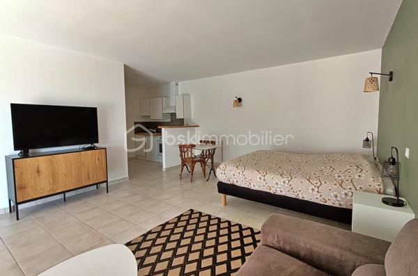 Sur la commune de Médis, dans un environnement calme, découvrez cette maison de plain-pied parfaitement entretenue, implantée sur un terrain paysager de 1 873 m² avec piscine.

Les 157 m² de ce bien coup de cœur sont organisés en deux espaces distincts, permettant un usage modulable selon vos besoins (habitation principale + locatif ou espace indépendant).

👉 La maison principale :
✔ Belle pièce de vie lumineuse avec cheminée insert
✔ Cuisine ouverte + cellier / buanderie
✔ 3 chambres spacieuses
✔ Salle de bain complète (douche + baignoire + double vasque)
✔ 2 WC
✔ Dépendance idéale pour un jardin d’hiver, un bureau ou une chambre supplémentaire
✔ Chauffage au sol électrique

👉 Studio indépendant avec entrée privative : 
• Pièce de vie avec cuisine ouverte
• Accès direct à la terrasse et à la piscine
• Salle d’eau + WC séparé

🌳 Un extérieur qui invite à la détente :
• Grande terrasse conviviale avec stores bannes
• Piscine au sel 10 x 5 m

✨ Les + confort :
✔ Adoucisseur d’eau
✔ Terrain agréable et sans vis-à-vis
✔ Auvent pour 2 véhicules
✔ Garage avec porte motorisée

➡️ Bien rare sur le secteur avec potentiel de revenus locatifs immédiat
Un cadre idéal pour votre projet de vie !