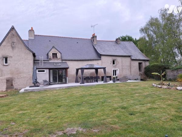 Maison en pierre avec dépendances, hangar et box