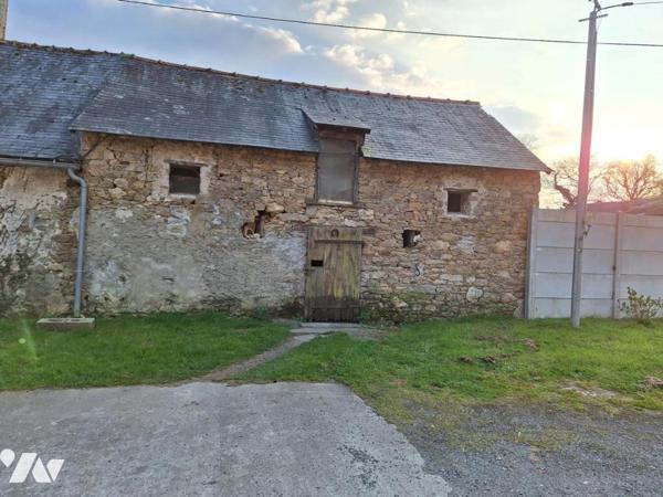Maison en pierre avec dépendances, hangar et box