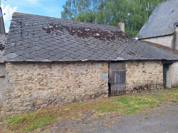 Maison en pierre avec dépendances, hangar et box