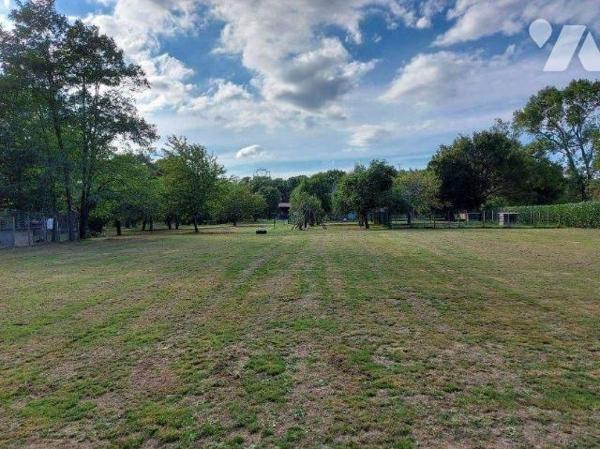 Maison en pierre avec dépendances, hangar et box
