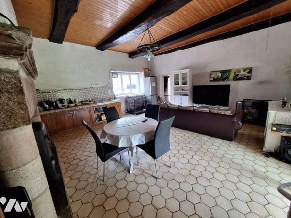 Maison en pierre avec dépendances, hangar et box