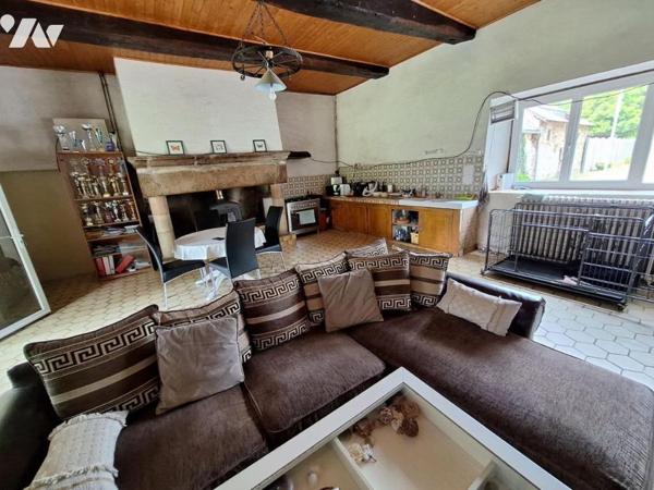 Maison en pierre avec dépendances, hangar et box