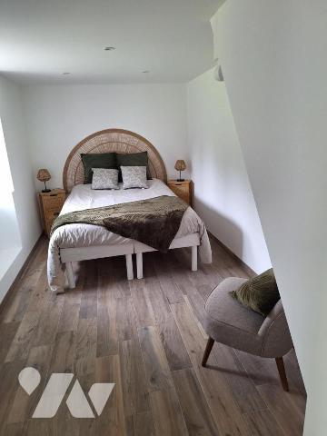 Maison en pierre avec dépendances, hangar et box