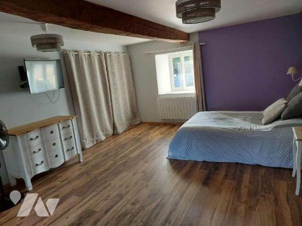 Maison en pierre avec dépendances, hangar et box