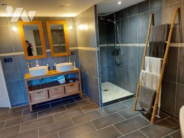 Maison en pierre avec dépendances, hangar et box