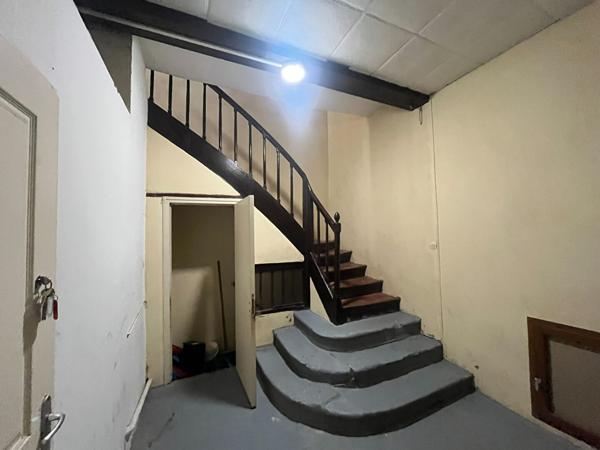 Immeuble centre-ville Carcassonne composé local commercial et deux appartements avec cour cave et bon potentiel