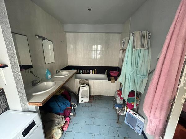 Immeuble centre-ville Carcassonne composé local commercial et deux appartements avec cour cave et bon potentiel